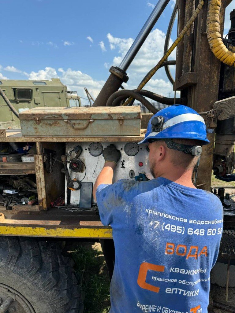 Бурильщик Вода-СТ у пульта управления буровой установки