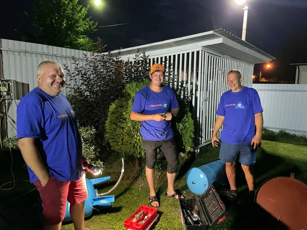 База и техника Вода-СТ: здание буровой компании и установка на шасси