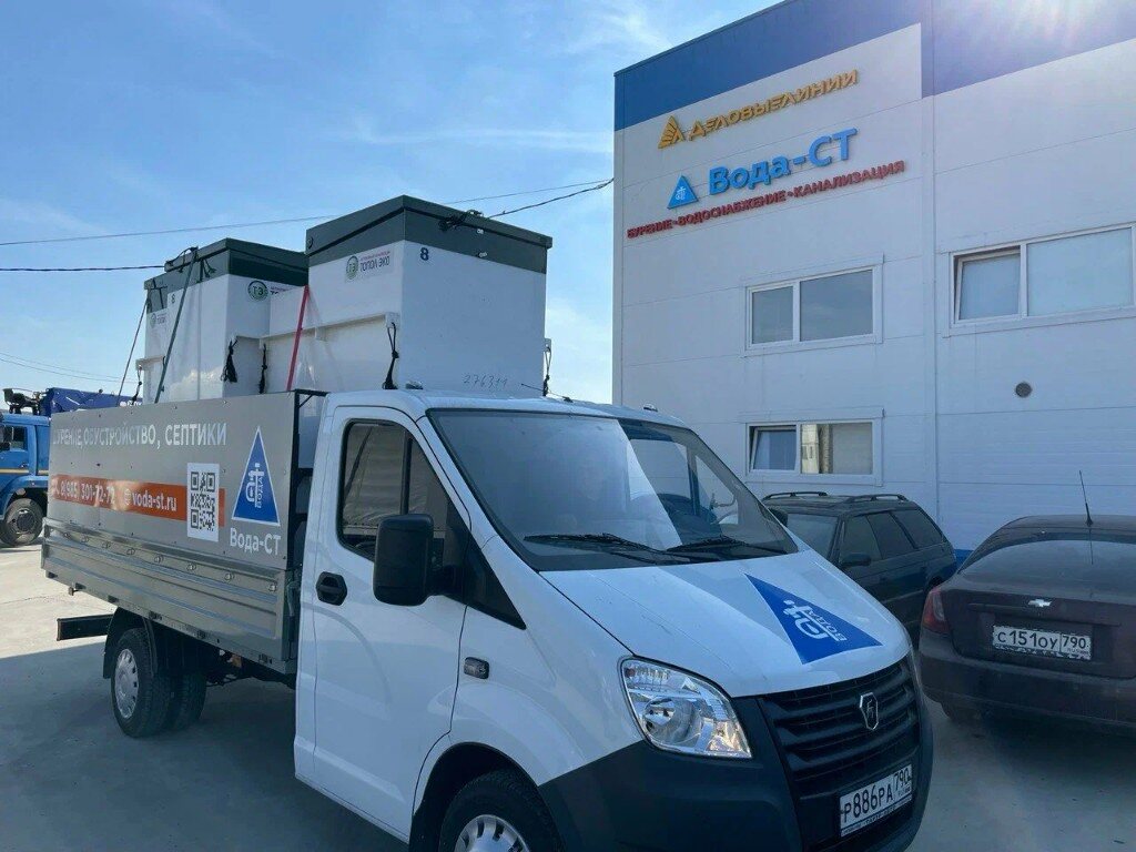 Спецтехника и офис Вода-СТ: брендированный грузовик у здания
